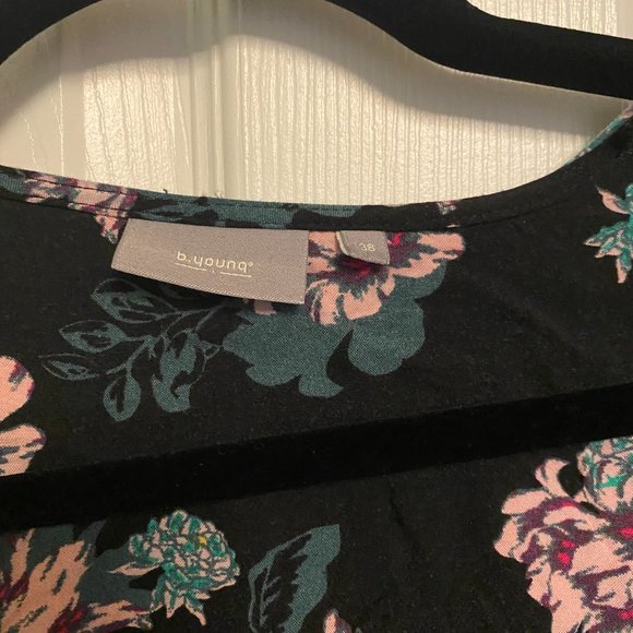 B. Young Wrap Dress Size Medium - Picture 3 of 4